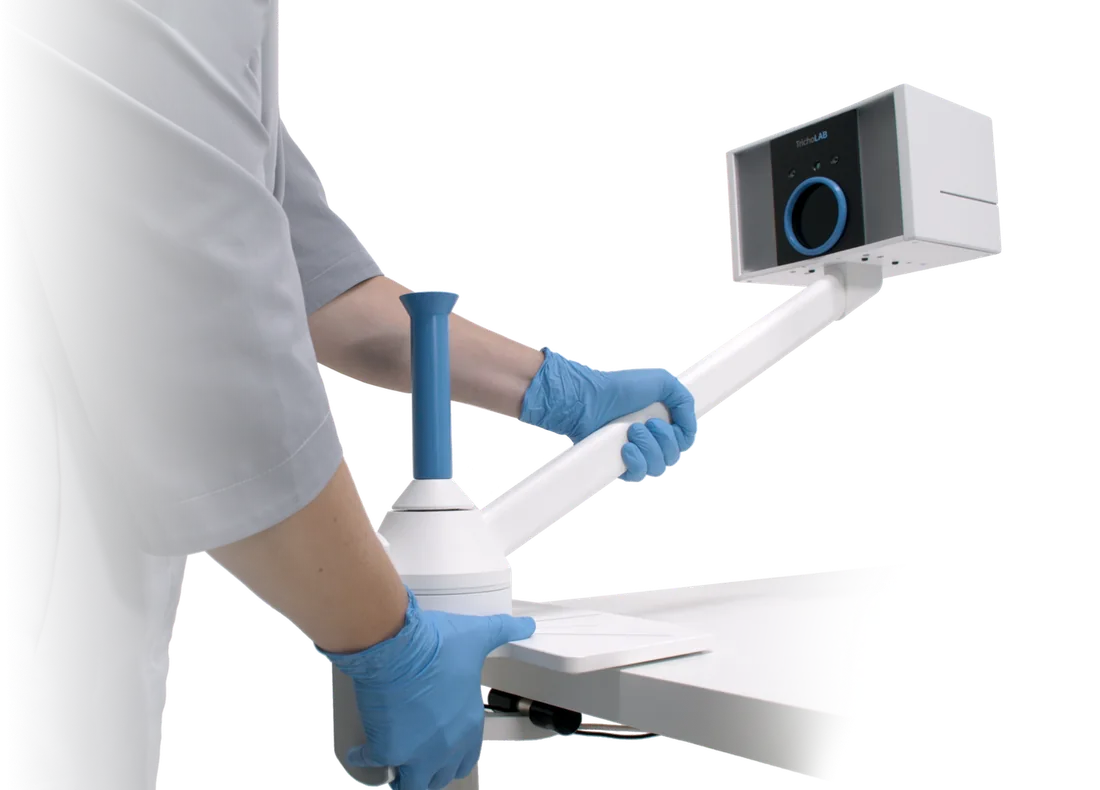 TrichoLAB 3D Lite com o braço do scanner preso à mesa